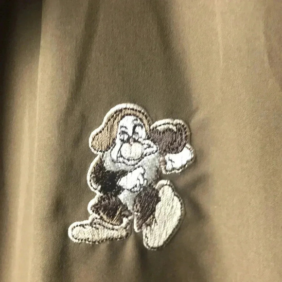 DISNEY AUTHENTIC DISNEY  POLY-NYLON. MENS JACKET SIZE XLARGE WITH DWARFS - Picture 3 of 15